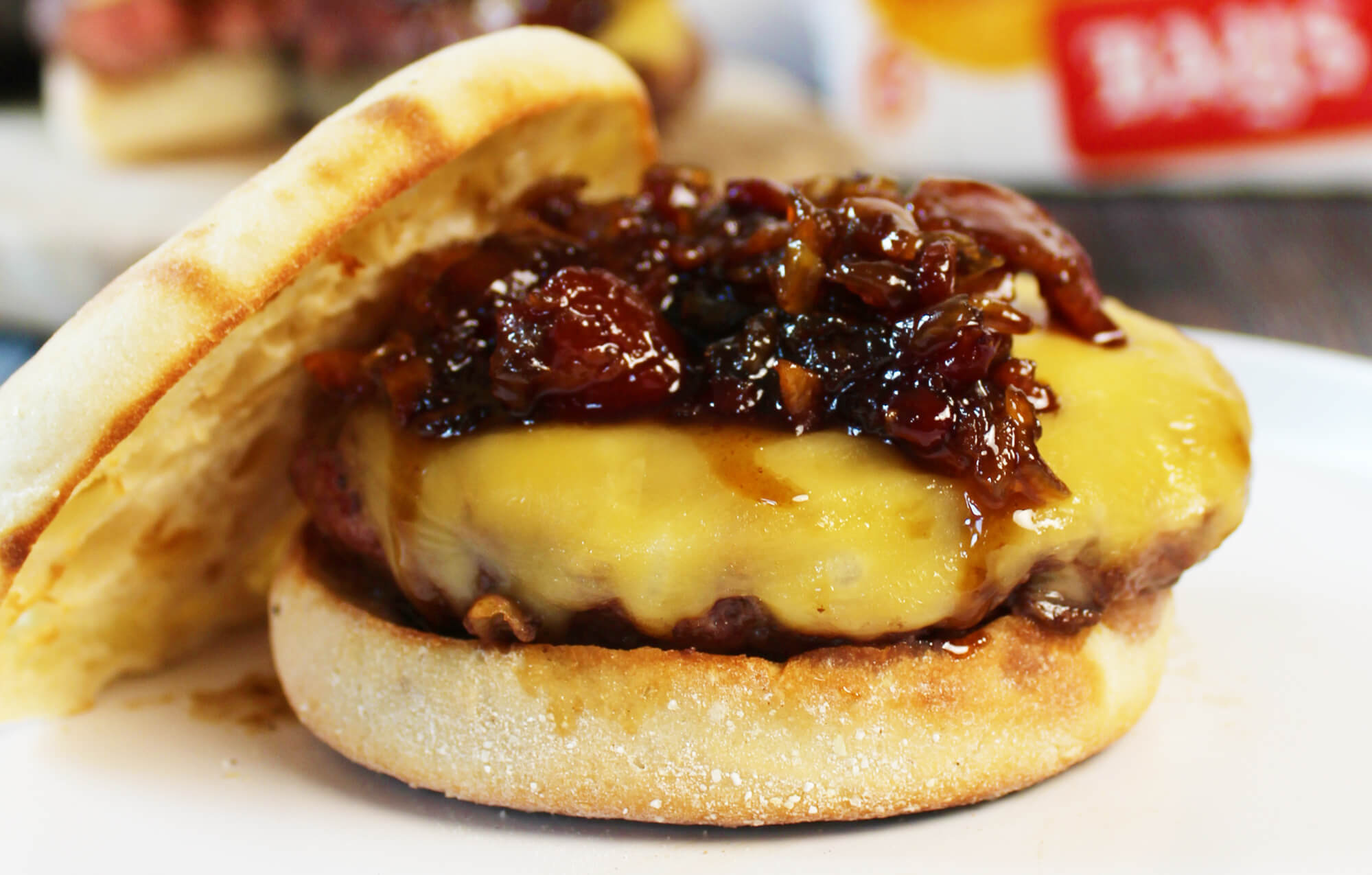 GRILLED BEEF WITH CHEESE AND A SWEET AND SAVORY SPREAD ON BAYS