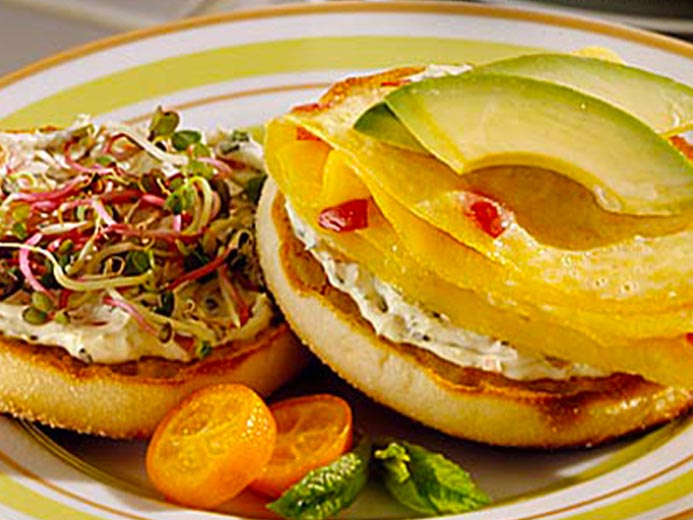 AVOCADO AND PEPPERS ON BAYS
