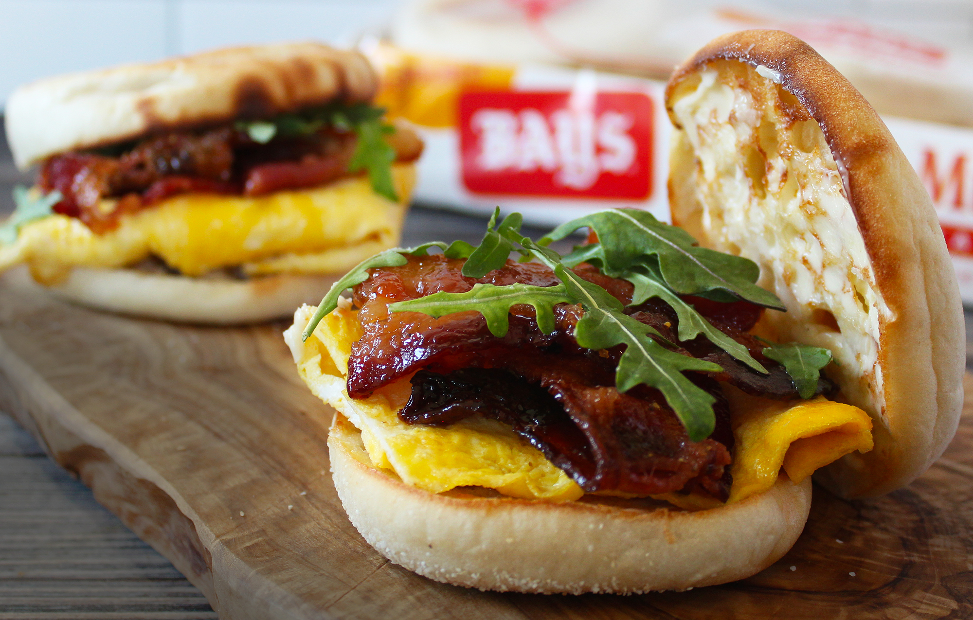 BAYS WITH SCRAMBLED EGGS MEAT AND ARUGULA