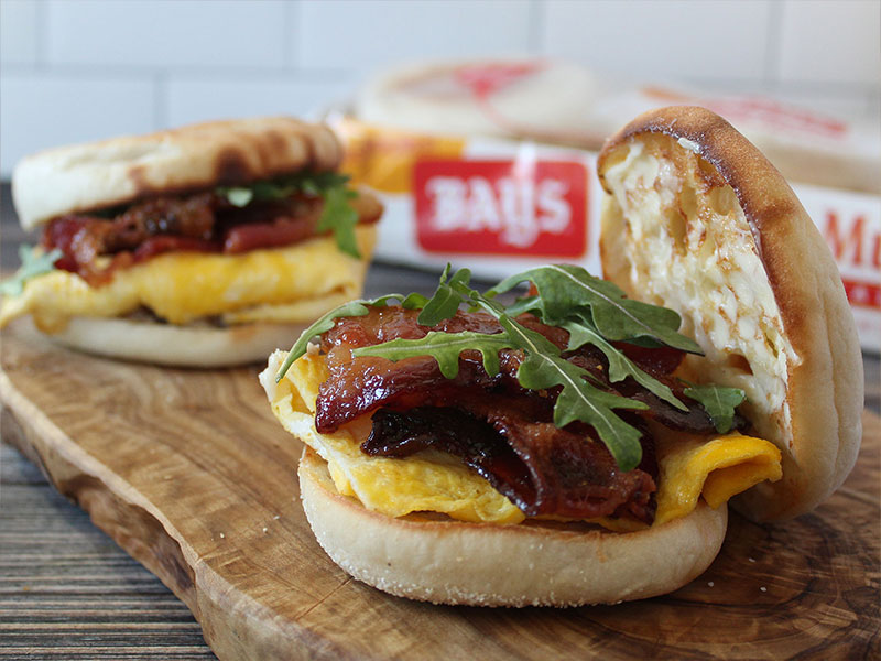 BAYS WITH SCRAMBLED EGGS MEAT AND ARUGULA