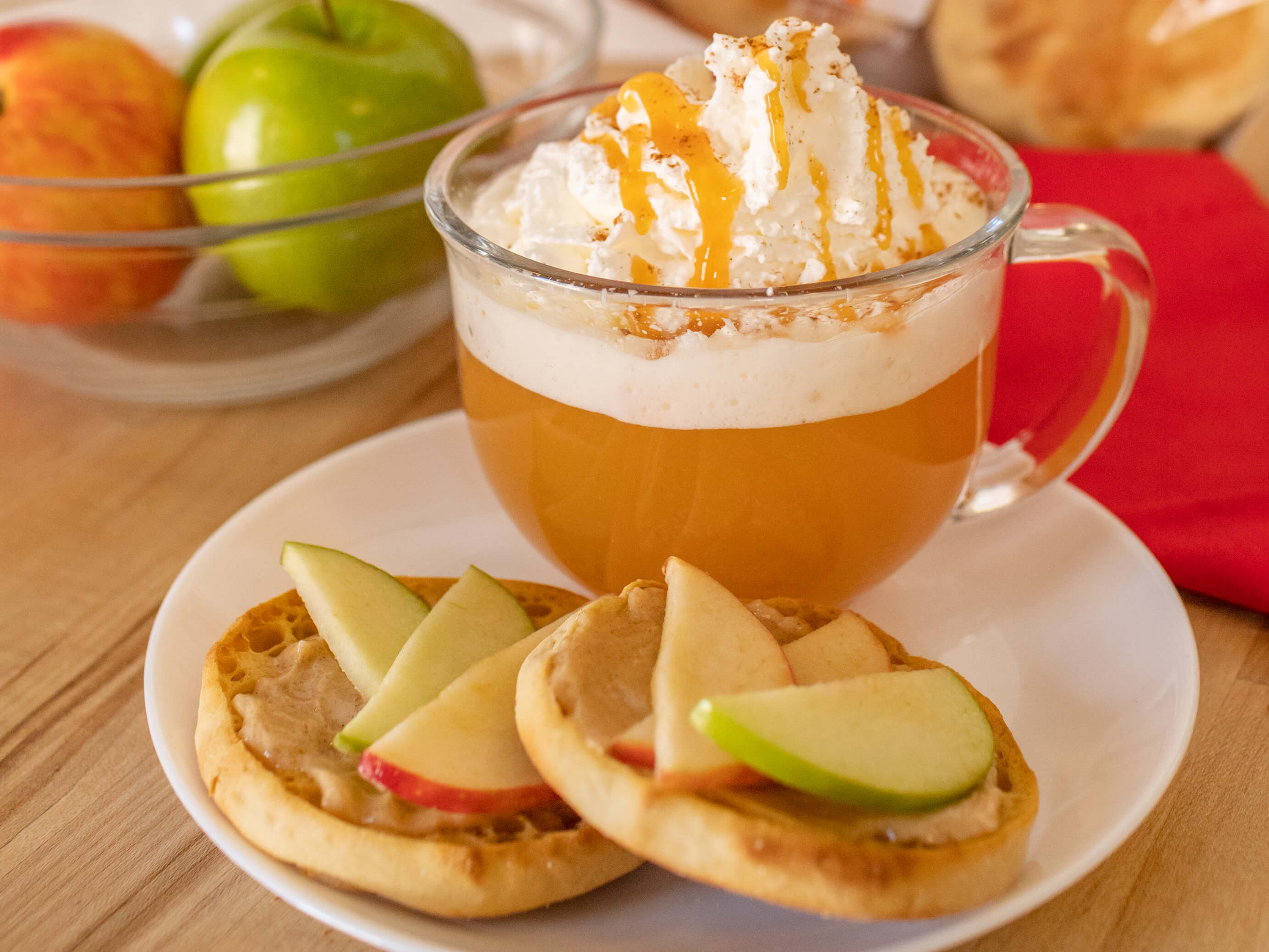 BAYS WITH FRUIT SLICES AND A GLASS OF JUICE WITH WHIPPED CREAM 