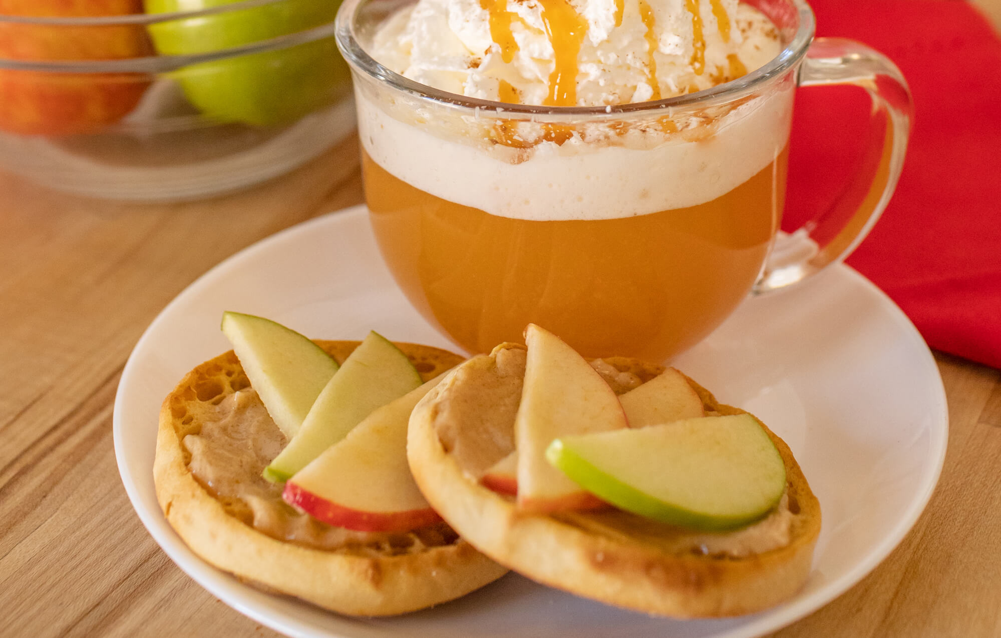 BAYS WITH FRUIT SLICES AND A GLASS OF JUICE WITH WHIPPED CREAM
