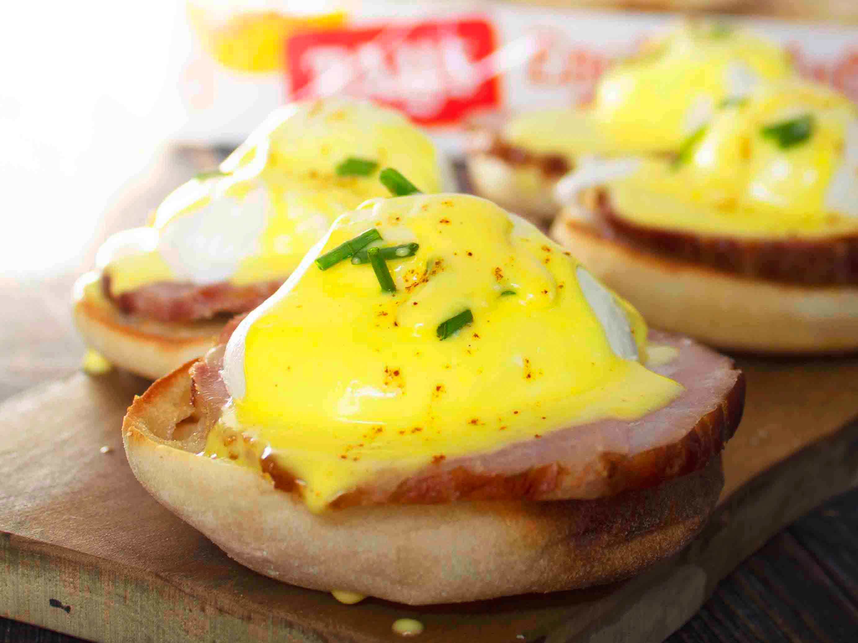 BAYS WITH HAM POACHED EGGS AND HOLLANDAISE SAUCE