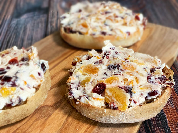 FRUIT AND CREAM MIX ON BAYS