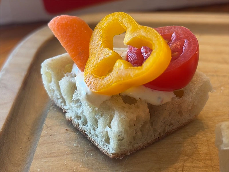 BAYS TOPPED WITH SLICED PEPPER AND CREAM CHEESE