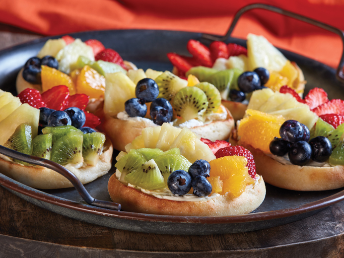STRAWBERRIES, KIWI, BLUEBERRY AND PINEAPPLE ON BAYS