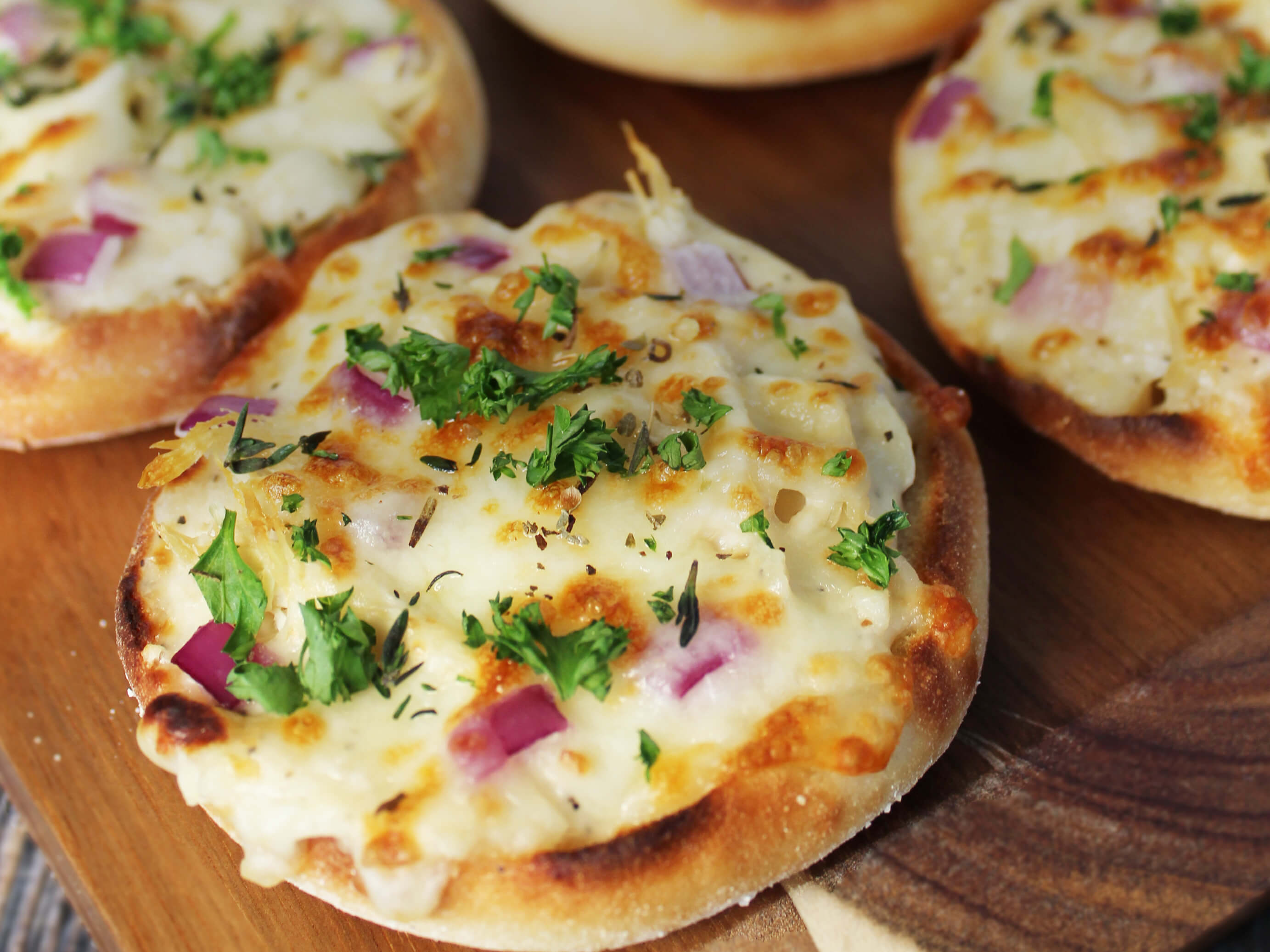 BAYS WITH MELTED CHEESE AND TOPPINGS