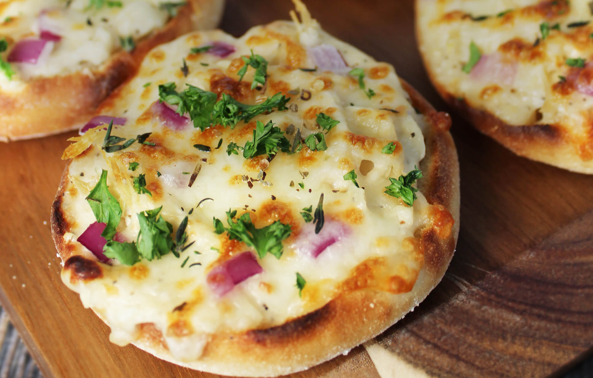 BAYS WITH MELTED CHEESE AND TOPPINGS