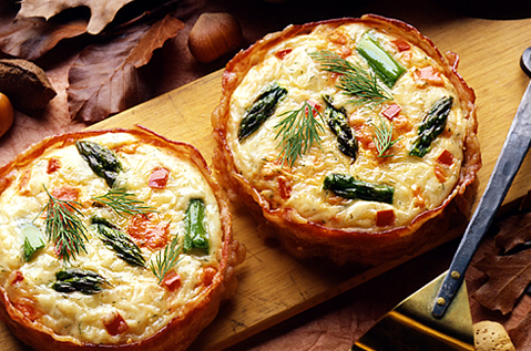 BAKED EGG AND VEGGIES ON BAYS