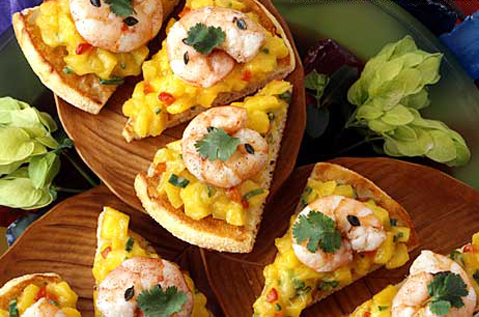 PRAWNS AND FRUIT ON SLICED BAYS