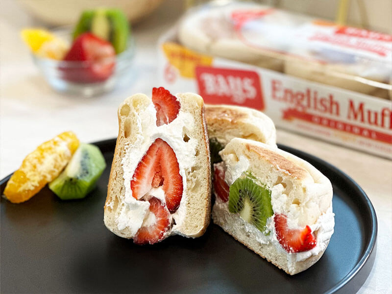 BAYS FILLED WITH WHIPPED CREAM AND SLICED STRAWBERRIES AND KIWI