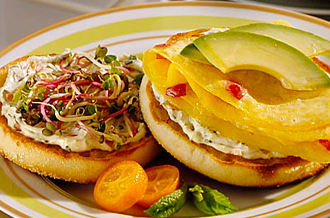 AVOCADO AND PEPPERS ON BAYS