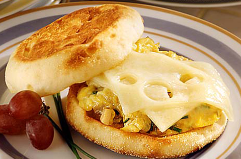 EGG SCRAMBLE ENGLISH MUFFIN