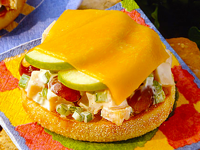 MELTY CHEESE APPLE AND MEAT ON BAYS