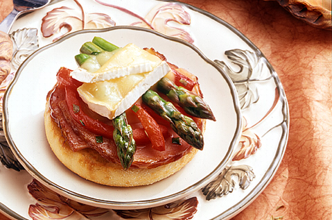 CHEESE VEGGIES AND MEAT ON BAYS
