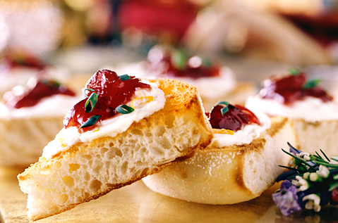 CRANBERRY CHUTNEY CROSTINI