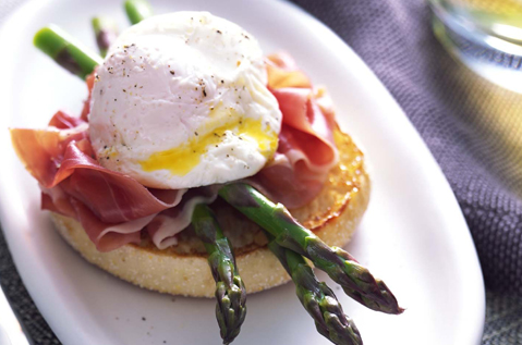BAYS WITH VEGGIES HAM EGGS AND HOLLANDAISE SAUCE