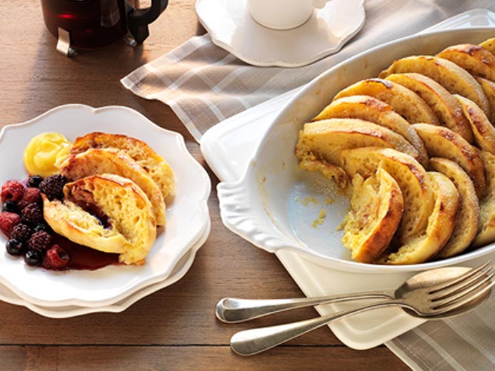 BAYS NEATLY ARRANGED IN A BAKING DISH WITH FRUIT