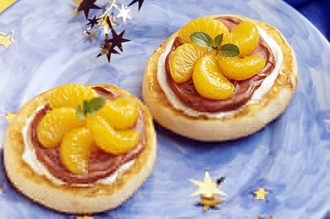 BAYS TOPPED WITH A CHOCOLATE SPREAD AND MANDARIN ORANGES IN A SPIRAL PATTERN