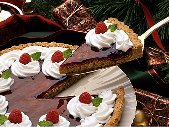 PASTRY MADE WITH CRUMBLED BAYS TOPPED WITH FRUIT JAM AND WHIPPED CREAM