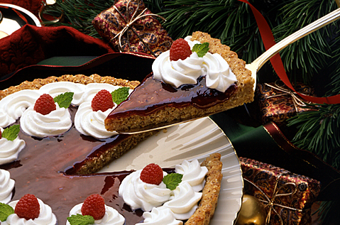 PASTRY MADE WITH CRUMBLED BAYS TOPPED WITH FRUIT JAM AND WHIPPED CREAM