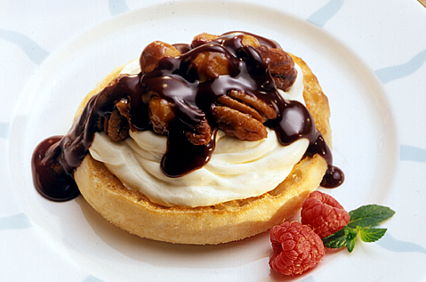 BAYS TOPPED WITH MARSCAPONE PECANS AND CHOCOLATE SYRUP