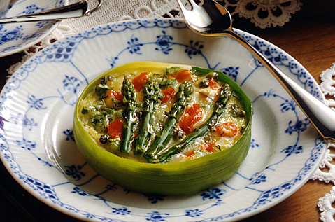 BAKED EGG AND VEGETABLES ON BAYS WRAPPED IN A LEAF