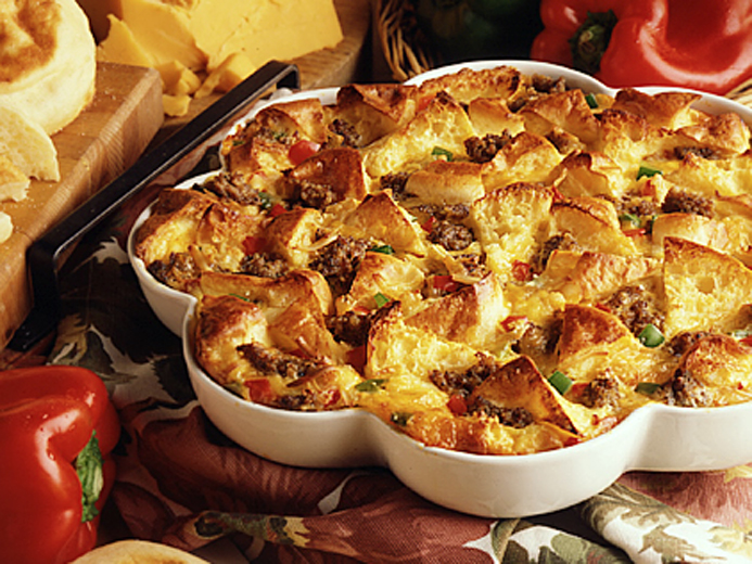 GOUDA AND CHEDDAR CASSEROLE MADE WITH MEAT AND BAYS