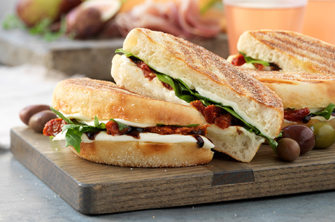GRILLED SANDWICH WITH FRESH CHEESE AND GREENS