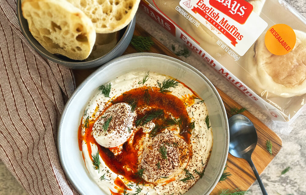 BAYS WITH A RICH WHITE AND RED DIP