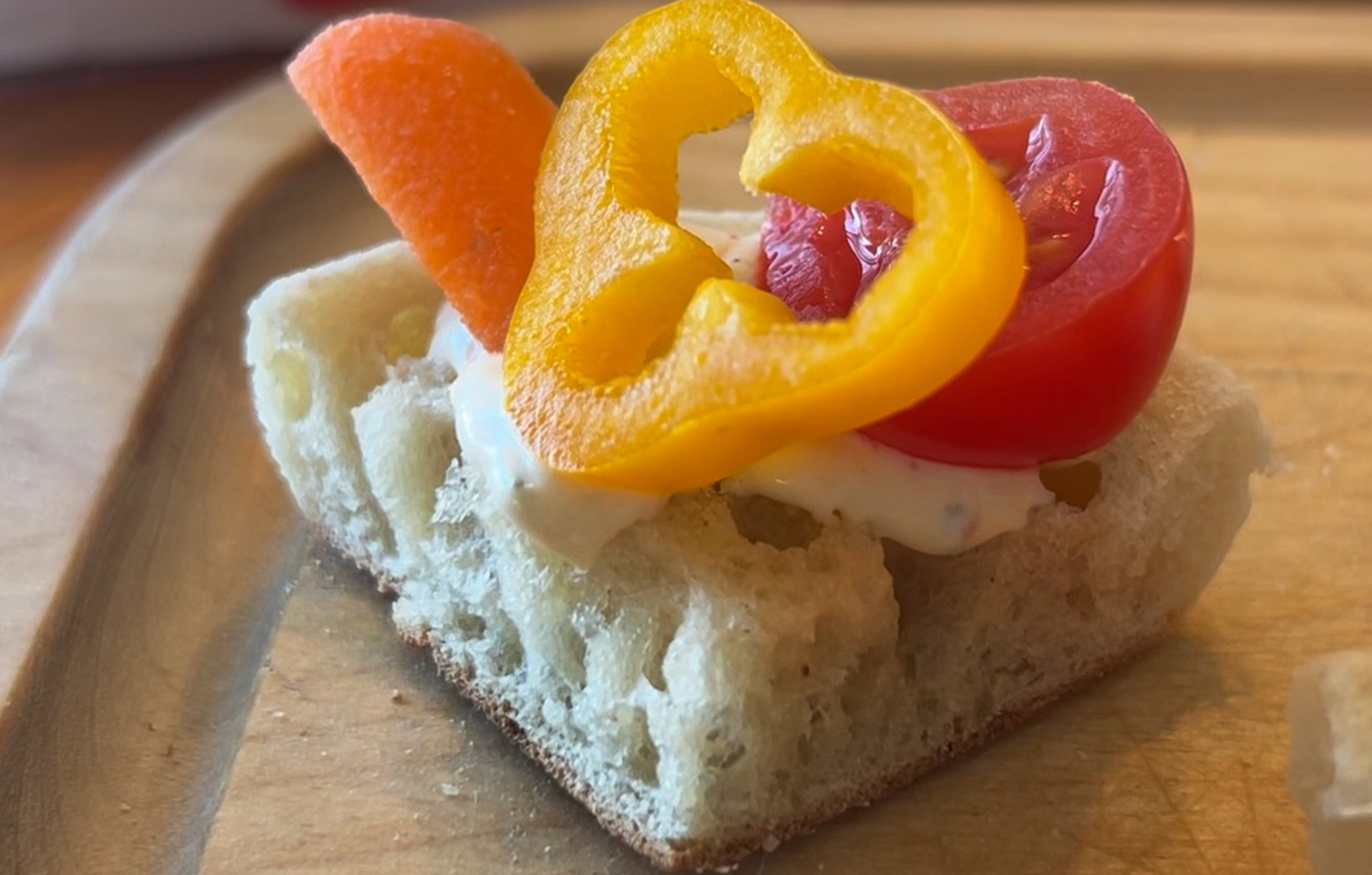 BAYS TOPPED WITH SLICED PEPPER AND CREAM CHEESE