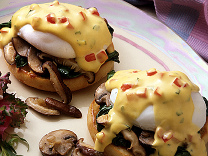 CREMINI, POACHED EGGS, AND HOLLANDAISE SAUCE ON BAYS