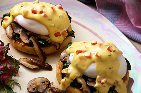 CREMINI, POACHED EGGS, AND HOLLANDAISE SAUCE ON BAYS