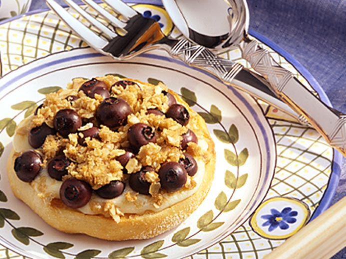 SWEET DESSERT ON BAYS AND A BLUE TABLESPREAD