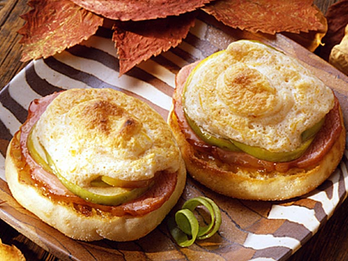 CLOUD EGGS WITH CHEESE AND HAM ON BAYS