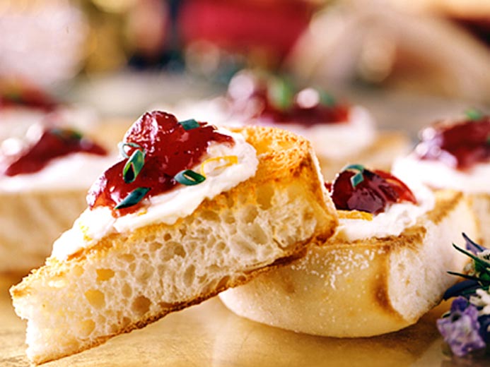 CRANBERRY CHUTNEY CROSTINI