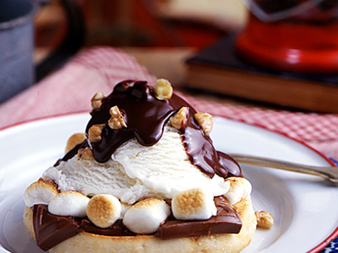 BAYS TOPPED WITH CHOCOLATE BAR, TOASTED MARSHMALLOWS AND CHOCOLATE SYRUP