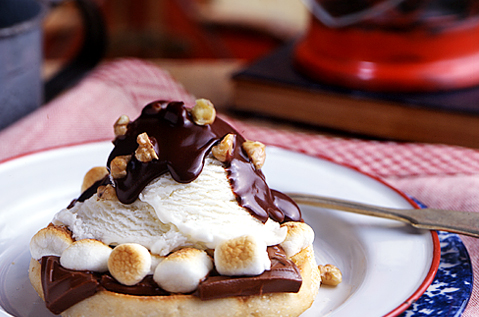 BAYS TOPPED WITH CHOCOLATE BAR, TOASTED MARSHMALLOWS AND CHOCOLATE SYRUP